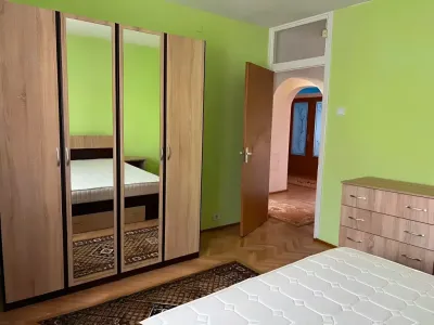 dormitor mobilat cu oglinda apartament inchiriere Sector 3 București